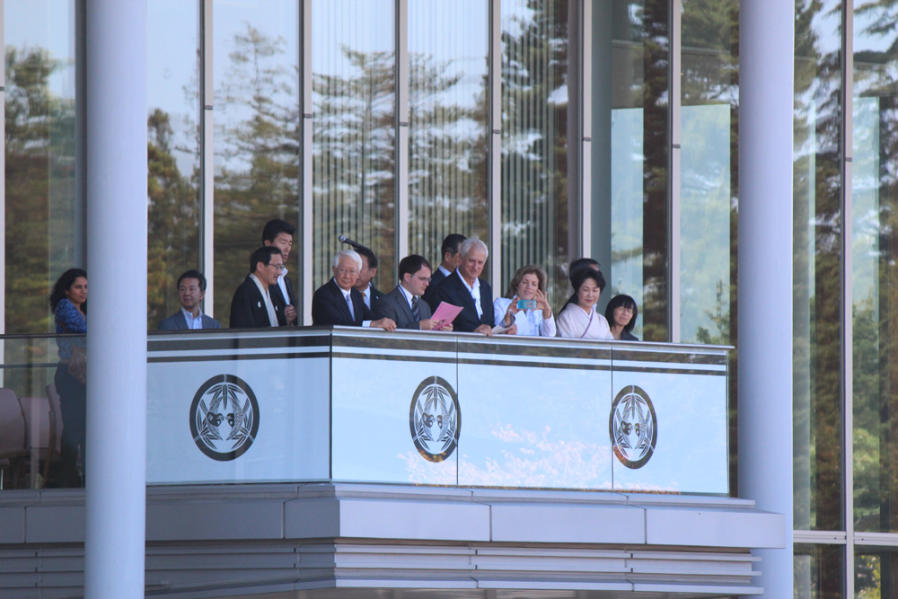 キャロライン・ケネディ駐日米大使も見ています。